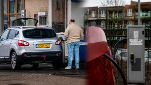Automobilist tankt een benzineauto naast een elektrische auto bij een openbare laadpaal