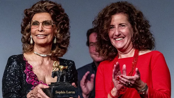 Zien: Sophia Loren (83!) is onverminderd stijlvol in Vlissingen
