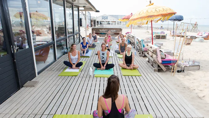 Must go: het yoga & beauty beach event van Sisley