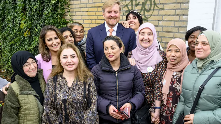 Koning Willem Alexander tijdens een werkbezoek aan Stichting Ik Wil 