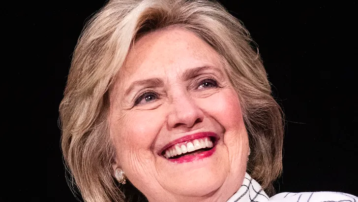 'Nieuwe' look Hillary Clinton maakt de tongen los