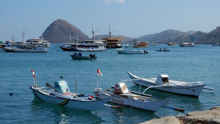 Drukke haven van Labuan Bajo op Flores