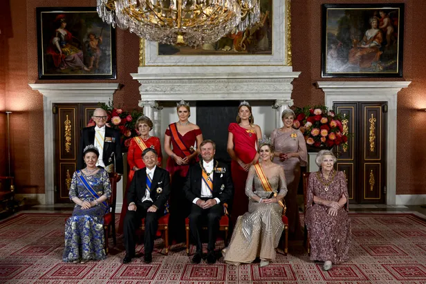 De koninklijke familie samen met het keizerlijk paar tijdens officeel fotomoment staatsbanket.