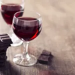 Rimpelvrij? Drink wijn en eet chocola (het is bewezen!)