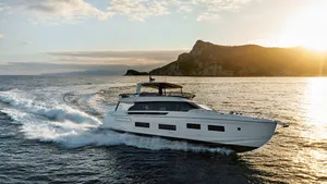 Azimut Fly82