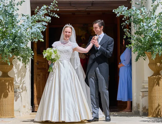 Bruiloft Isabel van Habsburg-Lorraine en Carlos Gaytán de Ayala, juli 2026: het bruidspaar na afloop van de ceremonie.
