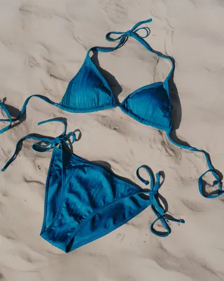 Dive into summer vibes! Deze blauwe bikini is jouw ultieme musthave voor zonnige dagen aan zee. Frisse kleur, perfecte fit – klaar om te stralen! 