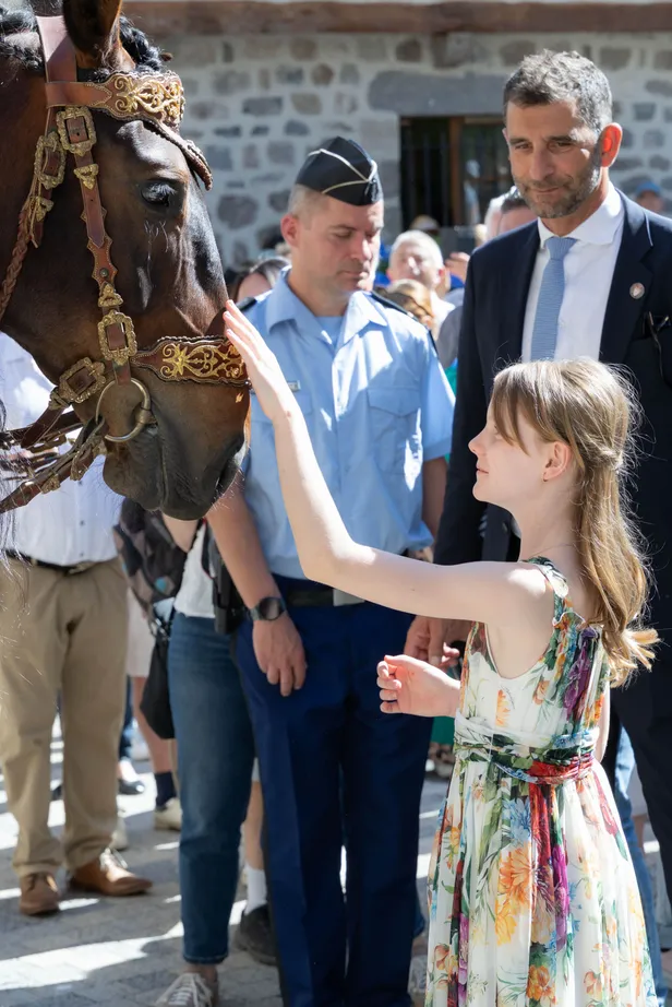 Foto van prinses Gabriella die een paard aait, juli 2025.