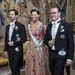 Zweedse royals matchen in fleurige full glam looks bij Representationsmiddag – Foto van prinses Victoria met prinsen Carl Philip en Daniel.