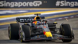 Red Bull voor een bord van de Grand prix van Singapore