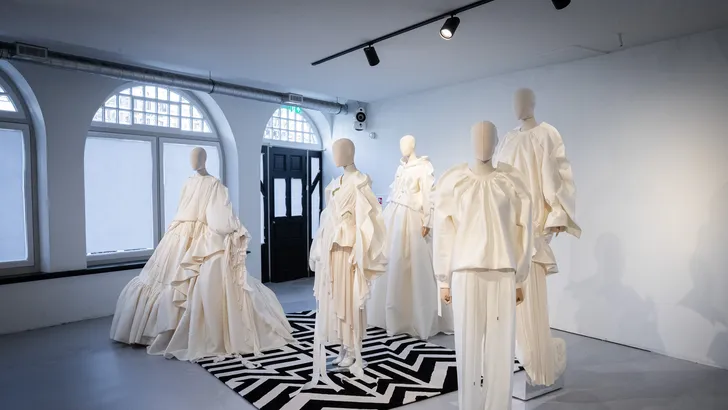 Claes Iversen presenteert nieuwe couturecollectie tijdens expositie
