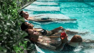 Foto van mensen in de lagune van Badewelt Euskirchen. Dit wellnessresort in Duitsland is een tropische bestemming vlakbij huis.