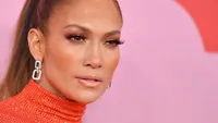 Zien: Jennifer Lopez viert 50ste verjaardag in gouden gladiatorjurk 
