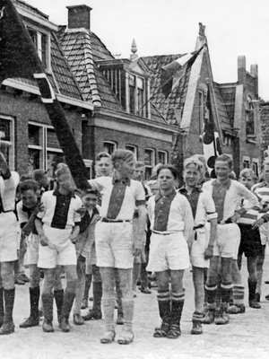 Amsterdamse voetballertjes in een bevrijdingsoptocht in Heerenveen