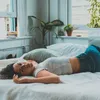 Dit is de beste slaaphouding tijdens je menstruatie | Marie Claire