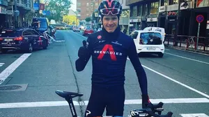 Chris Froome rijdt Vuelta op pop-art fiets, die geveild gaat worden