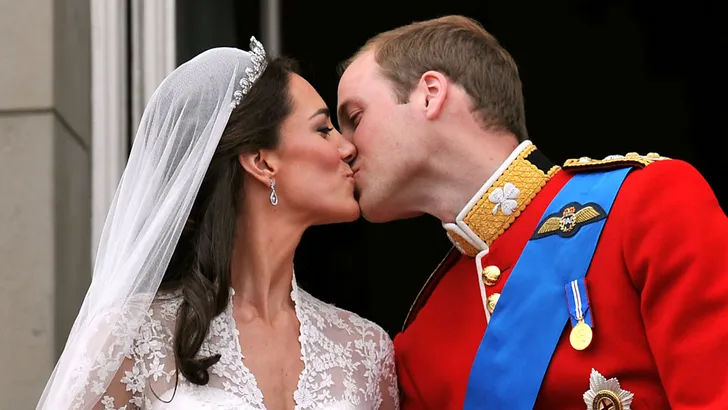 Kate en William kussen op balkon tijdens huwelijksdag