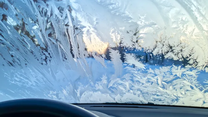 IJs aan de binnenkant van je voorruit? Trap niet in deze veelgemaakte fouten