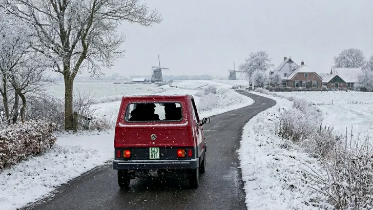 Roadtrippende Duitsers met een dwergauto eindigen in Nederland met onherstelbare motorschade