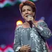 Marianne Weber met microfoon op podium