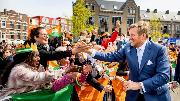 Koning Willem-Alexander schudt fans de hand tijdens Koningsdag