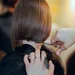 Vrouw zit bij de kapper voor haar bob.