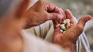 man neemt medicijnen in de hitte