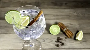 Let op: gin flessen bevatten vaak geen echte gin