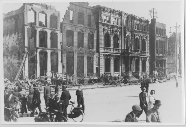 Het verwoeste Scholtenhuis, 1945