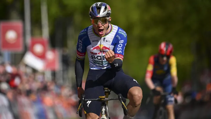 Remco Evenepoel werkt vol vertrouwen toe naar de Tour de France. Wat de cijfertjes zeggen? Dat hij er véél beter voorstaat dan vorig jaar rond deze tijd van het jaar.