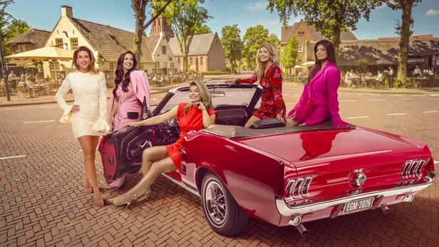 Campagnebeeld van Leslie, Pauline, Bo, Kim en Florine bij een rode auto voor Echte Gooische Moeders seizoen 6.