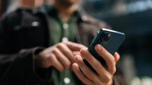 Man die telefoon vasthoudt