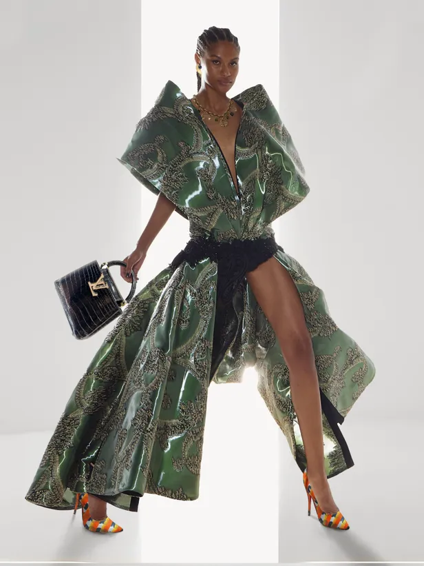 Jurk: Yolancris | Tas: Louis Vuitton | Schoenen: Louboutin | Sieraden: Nina Ricci 