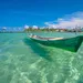 Foto van bootje in de baai bij Bintan, het best bewaarde geheim van Indonesië.