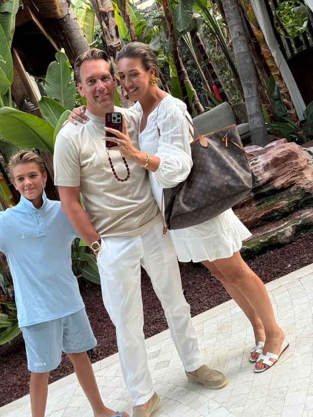 Bo Wilkes met haar Louis Vuitton Neverfull tas en haar man en zoon. 