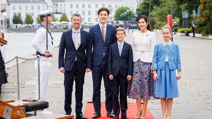 Lief: prinses Josephine leent een jasje van haar moeder