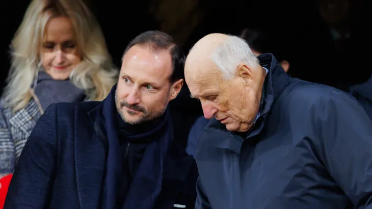 Koning Harald (89) weigert met pensioen te gaan, terwijl schandalen de monarchie bedreigen. Zijn zoon Haakon grijpt nu voorzichtig in. Is dit een paleisrevolutie?