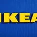 Foto van geel IKEA logo aan blauwe muur.