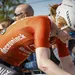 Puck Pieterse in ploegkleding van Fenix-Deceuninck, geconcentreerd tijdens een moment voor de start.