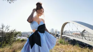 Foto van Yolanthe in lichtblauwe jurk voor Beau Monde, juni 2025.