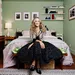 Promobeeld SATC met Sarah Jessica Parker als Carrie Bradshaw in haar slaapkamer. – Jimmy Choo lanceert archiefcollectie met favorieten Carrie Bradshaw.