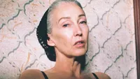 Prachtige 56-jarige vrouw schittert in lingeriecampagne