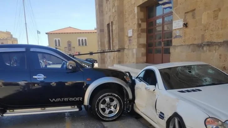 Griekse agent gaat los op Mercedes SL van politiechef