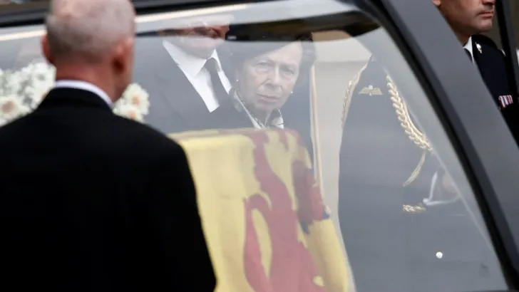 Rouwstoet koningin Elizabeth gearriveerd in Edinburgh