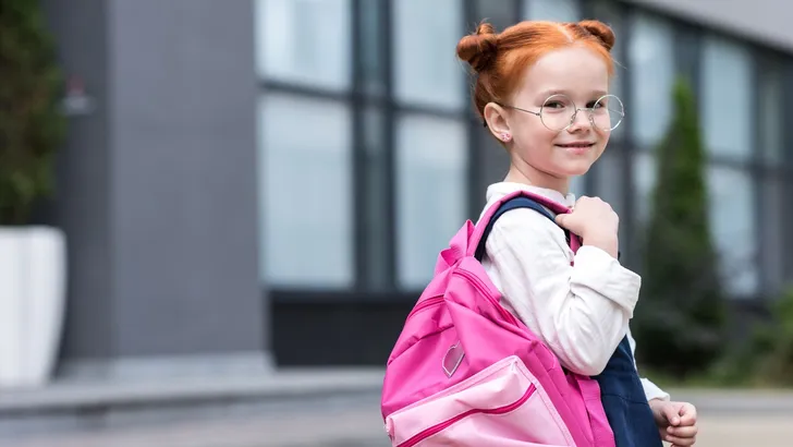 Peperduur Armani-uniform voor kindjes op Japanse school