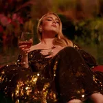 Adele dobbert en drinkt in 'I Drink Wine'