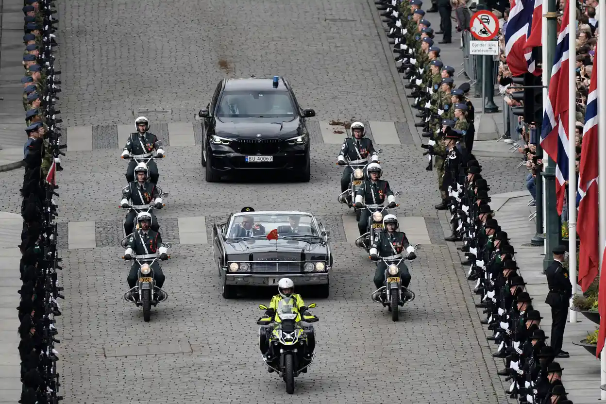 Koning Haakon in een vintage auto na zijn eedaflegging voor de Storting, september 2026.