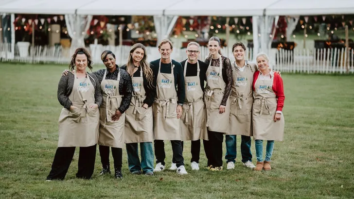 Foto van de acht deelnemers van de Heel Holland Bakt kerstspecial 2024