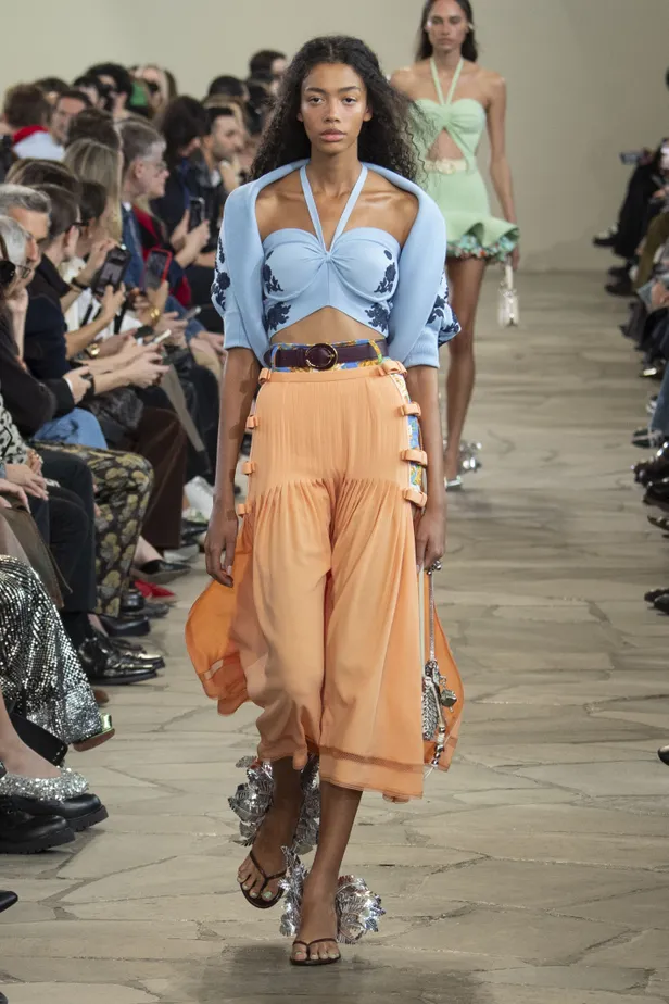 De teenslipper met hak gespot bij Paco Rabanne spring summer 2026.