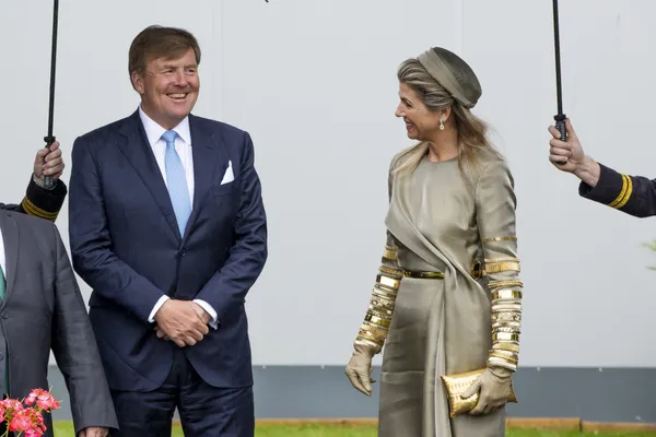 Máxima met grijze, vilten pillbox 
